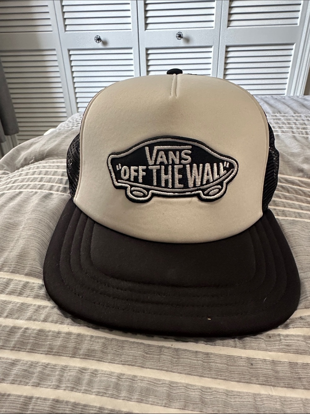 Vans Two-Tone Trucker Cap in White & Black